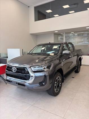 TOYOTA HILUX 2.8 D-4D TURBO DIESEL CD SRV 4X4 AUTOMÁTICO